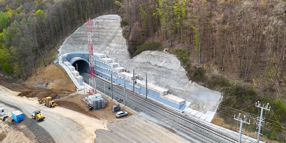 Au început săpăturile pentru un nou tunel pe autostrada Sibiu-Pitești