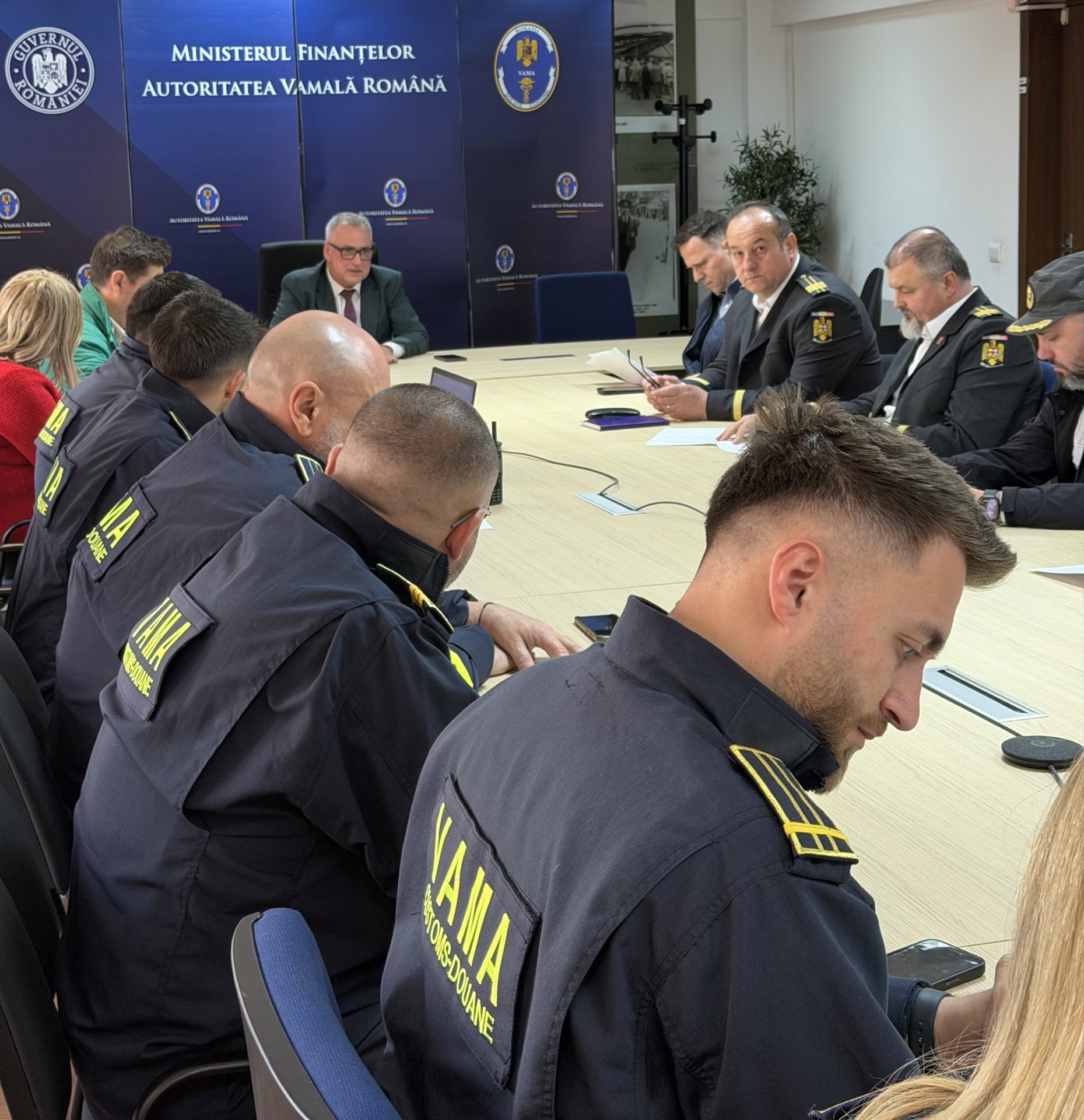 Autoritatea Vamală Română (AVR), împreună cu Agenția Națională de Administrare Fiscală (ANAF) și Autoritatea Națională Sanitară Veterinară și pentru Siguranța Alimentelor (ANSVSA), au demarat o acțiune amplă de control ce vizează operatori economici din domeniul importului, depozitării și comercializării de legume și fructe perisabile