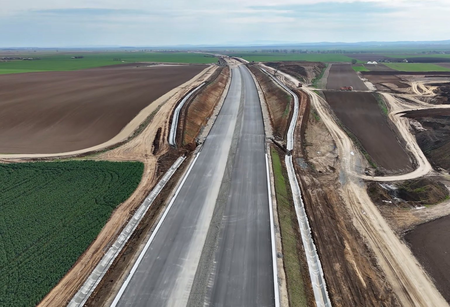 Autostrada Transilvania trece, cel puțin teoretic, printr-un proces de relansare, iar cel mai avansat tronson, între Nușfalău și Borș II, promite să fie gata înainte de termenul stabilit oficial