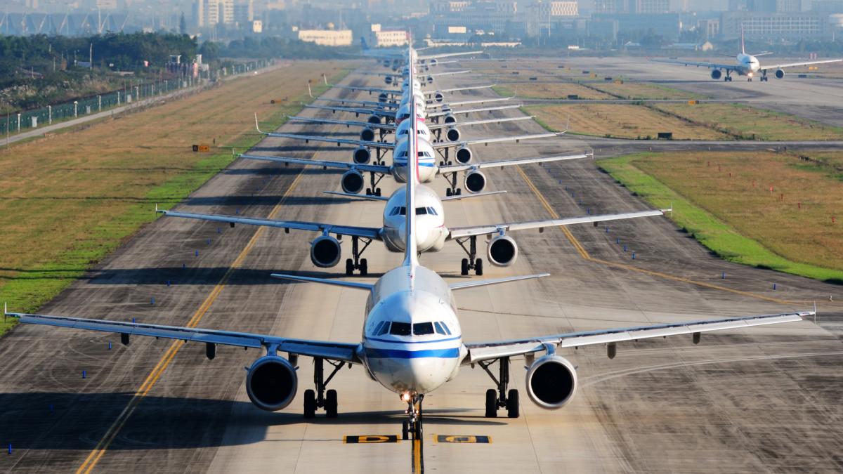 Avionul la sol: O companie aeriană suspendă zborurile pe timpul verii, dezastru în călătorii!