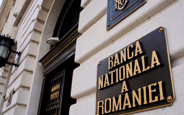 Ce salariu COLOSAL are Mugur Isărescu