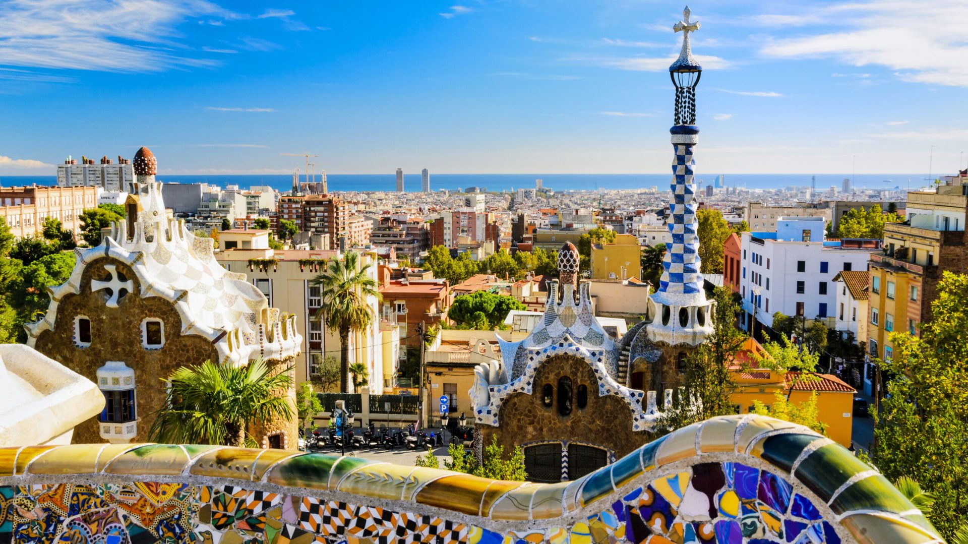 Începând cu 1 aprilie 2026, Barcelona a majorat taxa turistică, dublând tarifele pentru vizitatori