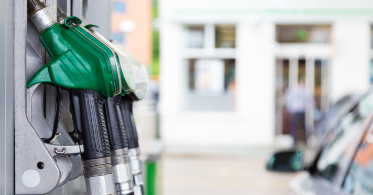 Benzina și motorina: Cât plătim la pompă, deși PETROLUL scade datorită SUA și Iran