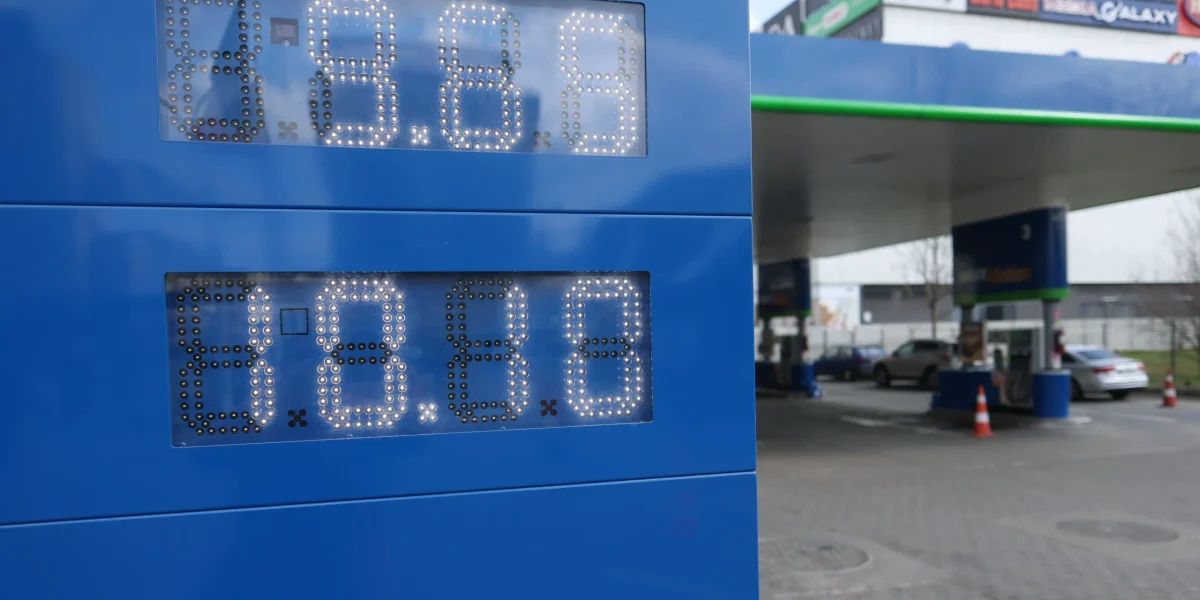 Guvernul analizează noi măsuri pentru a combate creșterea prețurilor la motorină Guvernul României ar putea fi nevoit să intervină suplimentar pentru a limita impactul scumpirilor la motorină