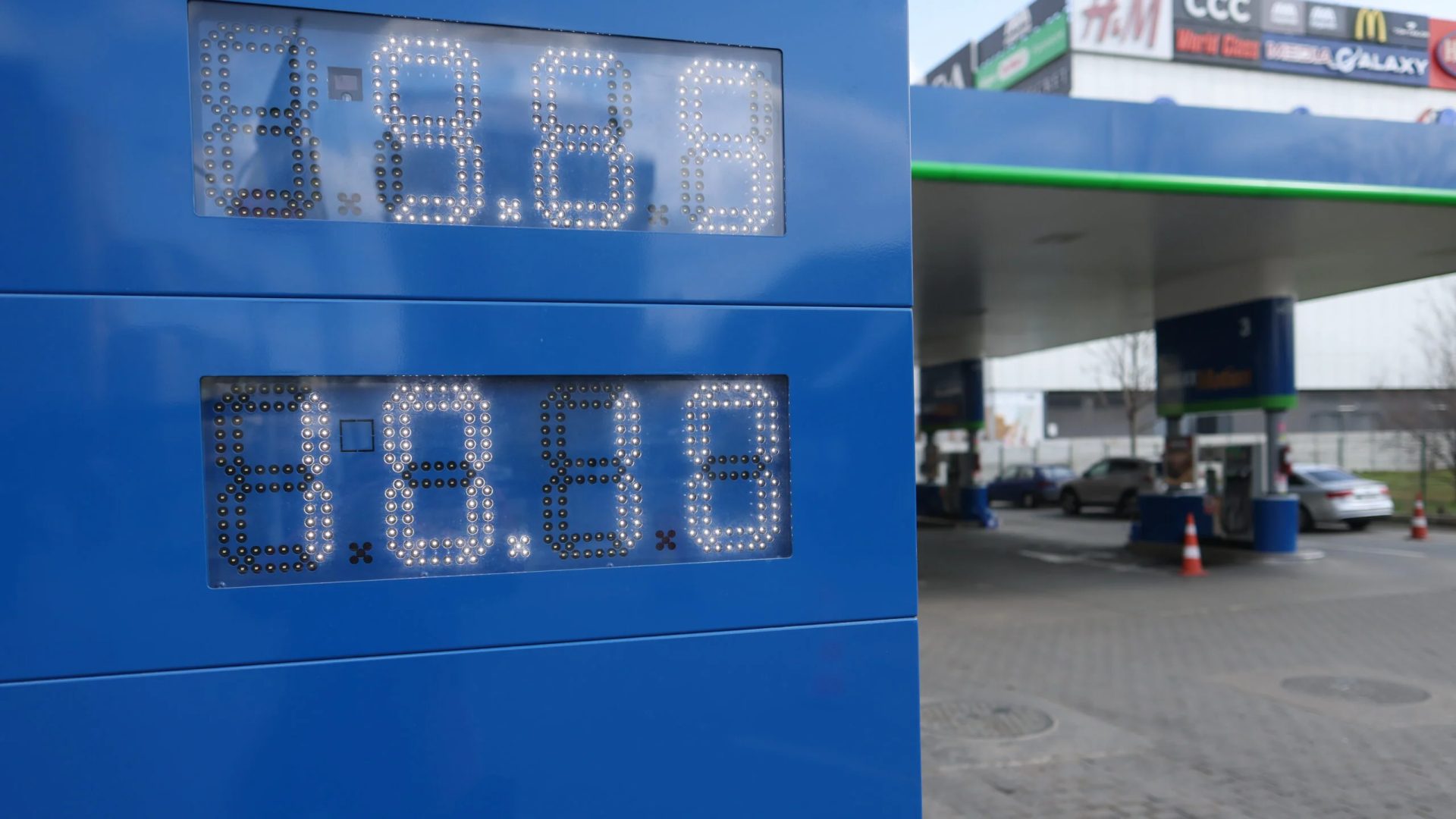 Guvernul analizează noi măsuri pentru a combate creșterea prețurilor la motorină Guvernul României ar putea fi nevoit să intervină suplimentar pentru a limita impactul scumpirilor la motorină