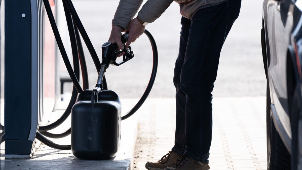 FMI: Scăderea taxelor la combustibili, ineficientă. Explicațiile experților