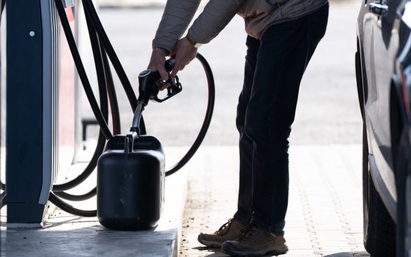 FMI: Scăderea taxelor la combustibili, ineficientă. Explicațiile experților