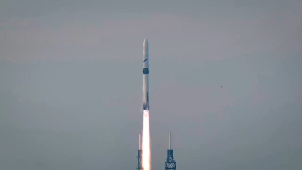 Blue Origin reușește: Racheta New Glenn, REUTILIZATĂ pentru prima oară