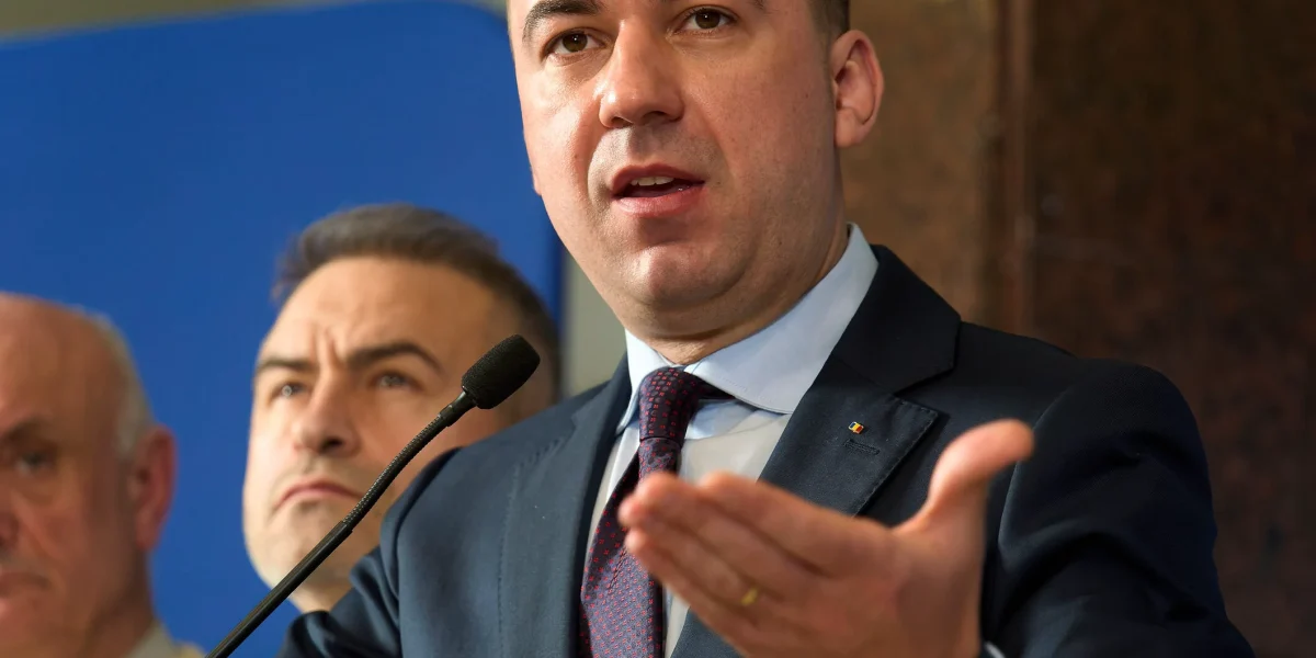 Prețurile la carburanți, impact întârziat după redeschiderea Strâmtorii Ormuz Efectele redeschiderii Strâmtorii Ormuz, un punct vital pentru comerțul global, nu vor fi resimțite imediat de șoferi la pompă