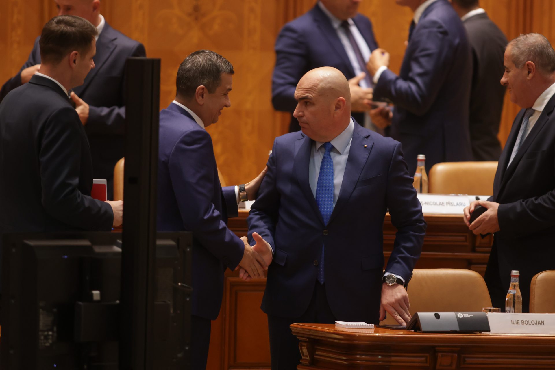 Premierul Ilie Bolojan nu exclude posibilitatea unei crize politice în perioada următoare, în contextul tensiunilor accentuate cu PSD, dar afirmă că politicienii responsabili trebuie să-și asume eventuale destabilizări, nu să le ascundă