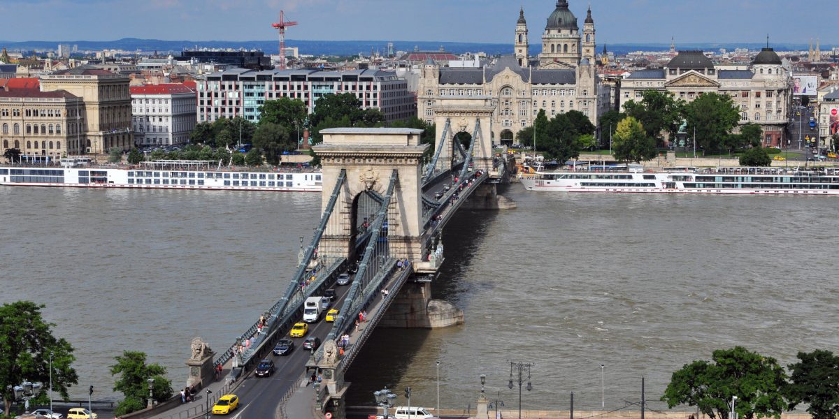 Ungaria, la vot decisiv: Viitorul țării, în mâinile electoratului Ungaria se pregătește pentru alegeri parlamentare cruciale duminică, un moment care ar putea redefini direcția politică a țării pentru următorii ani