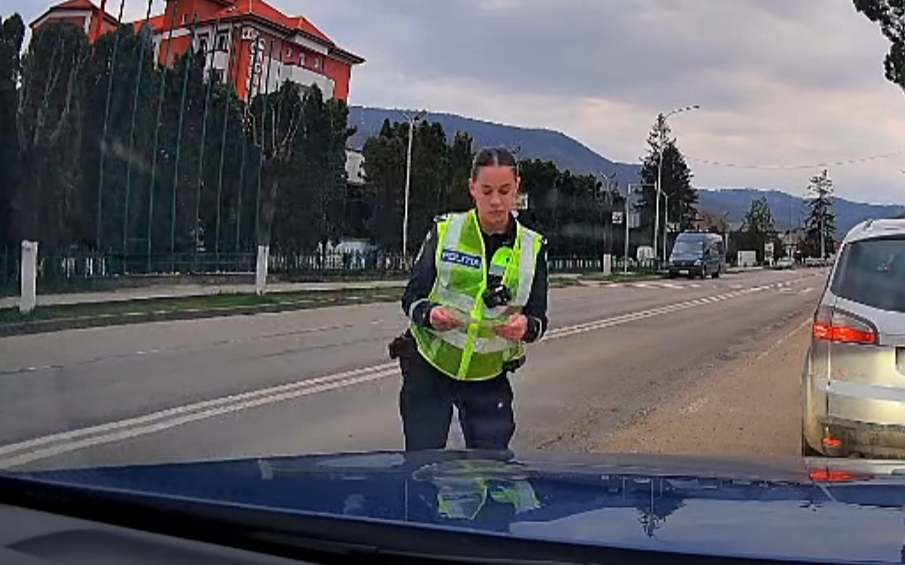 Polițistă din Târgu Ocna, filmată în timp ce amendează șofer pe verde