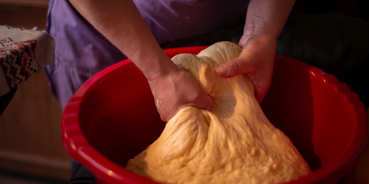 Cozonacul perfect: Secretul dospirii aluatului Când vine vorba de prepararea cozonacului, unul dintre cele mai importante aspecte este timpul de dospire al aluatului