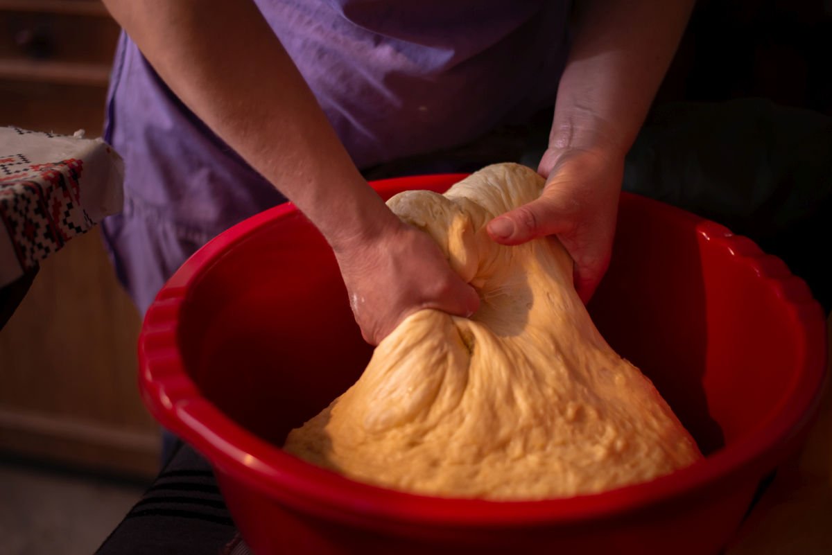 Cozonacul perfect: Secretul dospirii aluatului Când vine vorba de prepararea cozonacului, unul dintre cele mai importante aspecte este timpul de dospire al aluatului