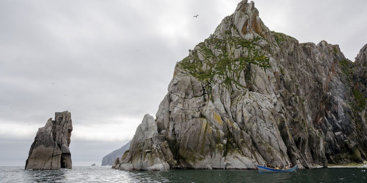 O strâmtoare reprezintă o cale navigabilă naturală, îngustă, care face legătura între două mase mari de apă, cum ar fi oceane sau mări