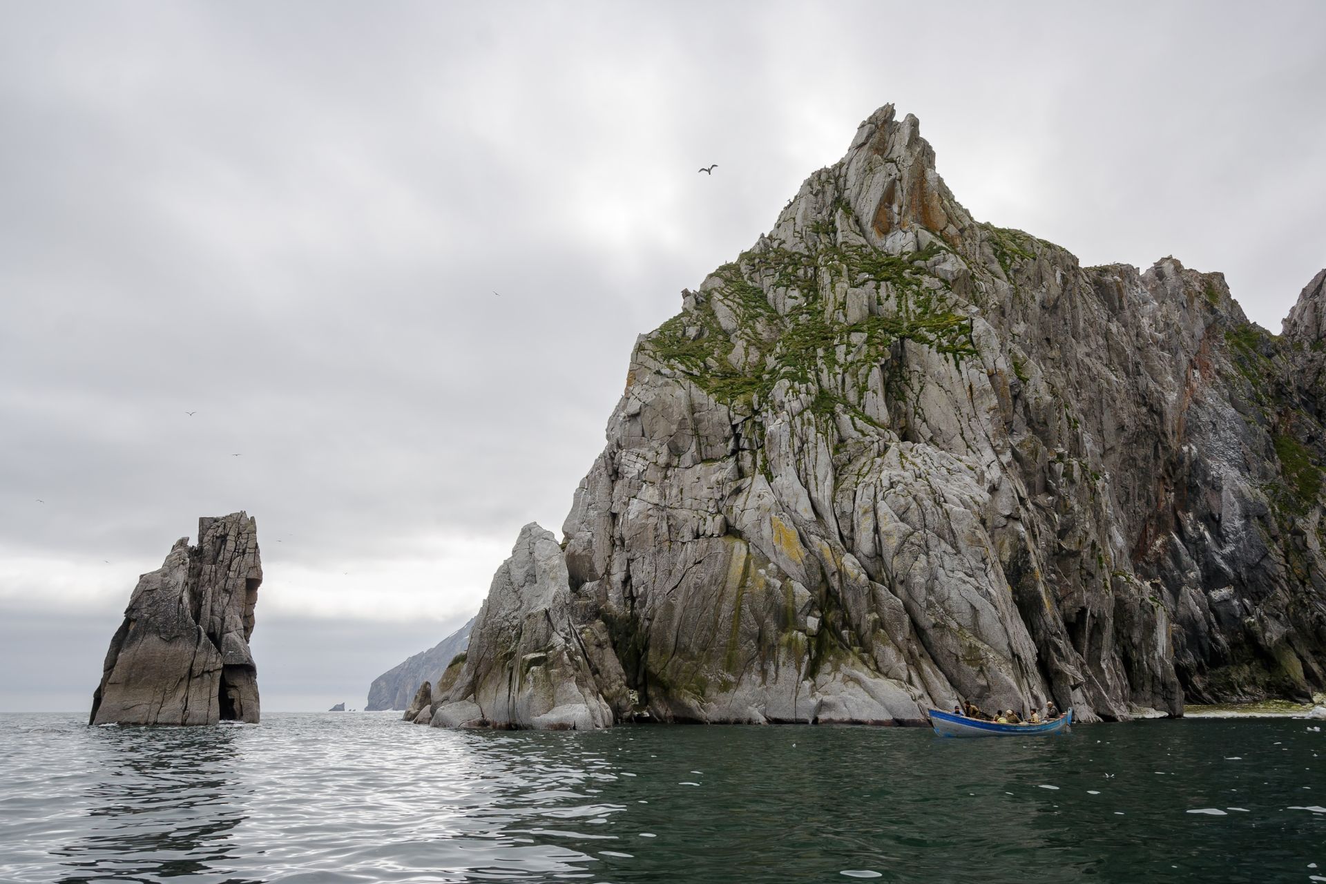 O strâmtoare reprezintă o cale navigabilă naturală, îngustă, care face legătura între două mase mari de apă, cum ar fi oceane sau mări