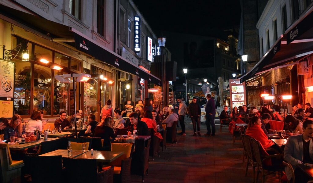 Primăria București impune reguli stricte pentru terase, fațade și semnalistică