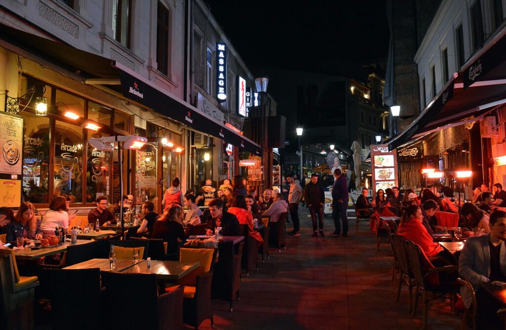 Primarul Ciprian Ciucu anunță noi reguli pentru terasele din centrul Capitalei Marți, Primăria Municipiului București a organizat o dezbatere cu reprezentanții industriei ospitalității pentru a discuta despre noul regulament destinat teraselor din zona centrală