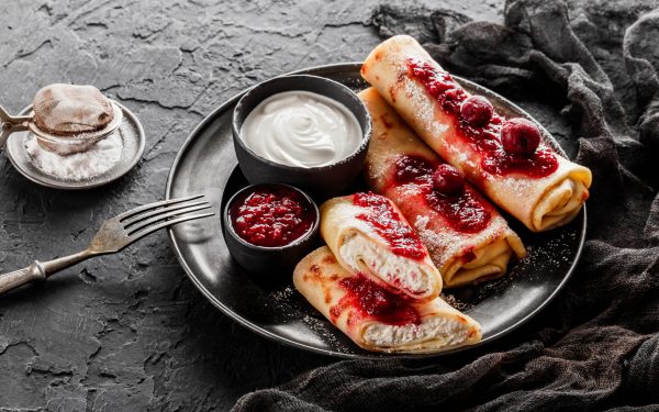 Clătite la cuptor cu brânză de vaci: desertul rapid cu puține ingrediente