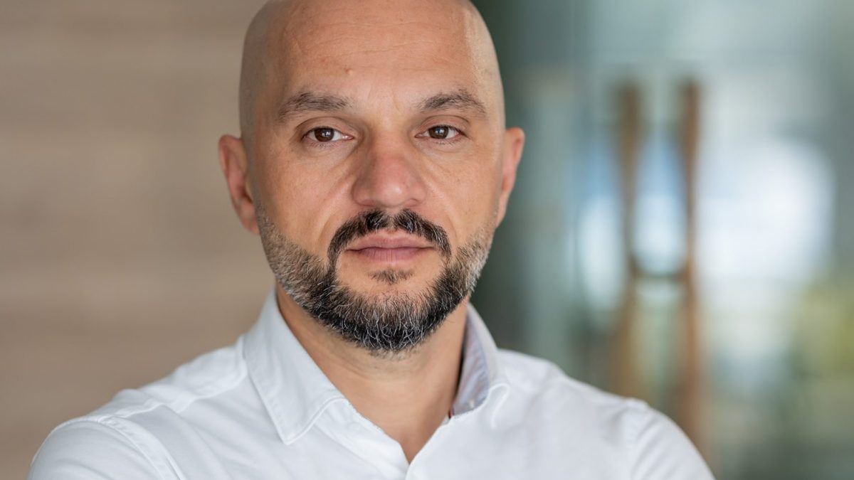 Șoc în curierat: Fan Courier schimbă strategia. Ce se închide și ce pot face clienții