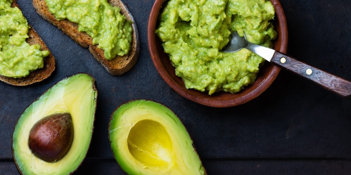 Cum să faci un avocado tare moale în 5 minute pentru un guacamole de nota 10