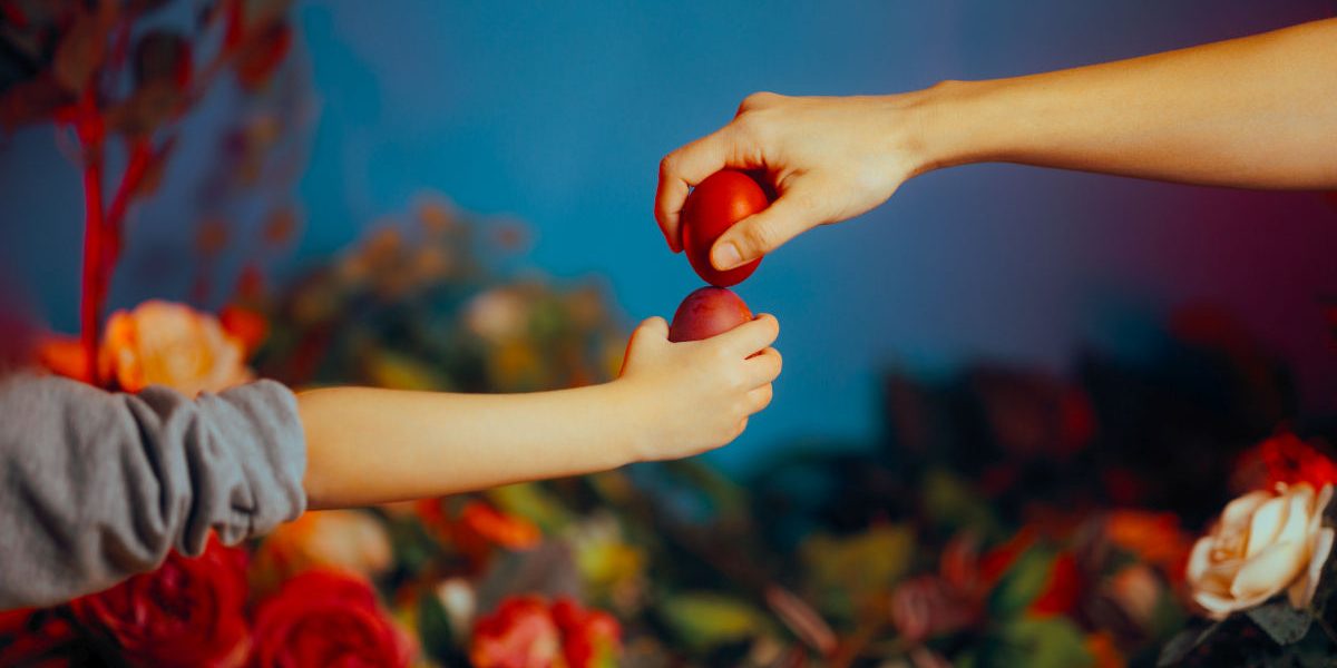 De ce ciocnim ouă roșii de Paște: Semnificația acestui obicei străvechi