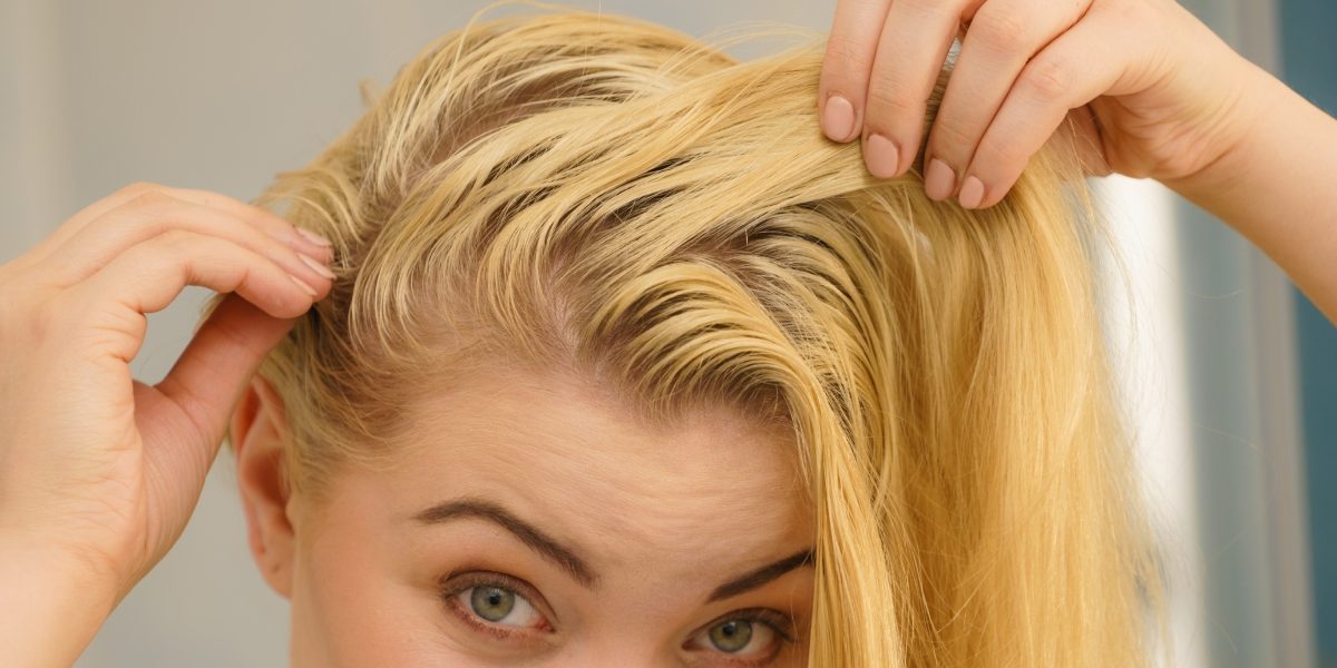 De ce se îngrașă părul rapid? Greșelile pe care le faci zilnic!