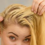 De ce se îngrașă părul rapid? Greșelile pe care le faci zilnic!