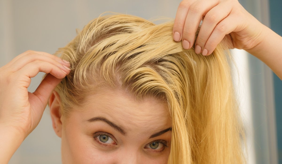 De ce se îngrașă părul rapid? Greșelile pe care le faci zilnic!
