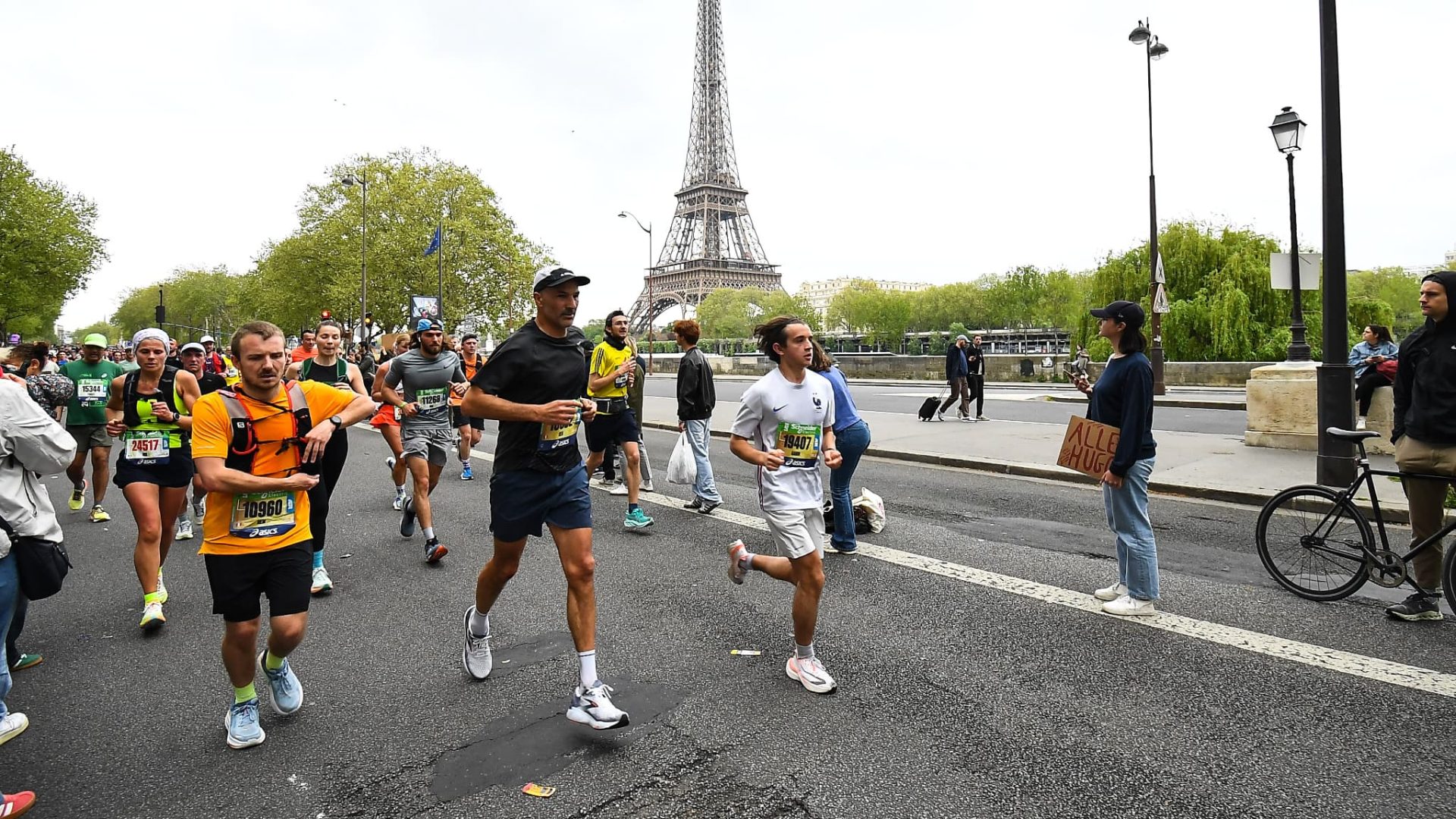 Maratonul de la Paris, programat pe 12 aprilie, aduce în centrul atenției cei 60.000 de participanți care vor alerga prin străzile capitalei franceze