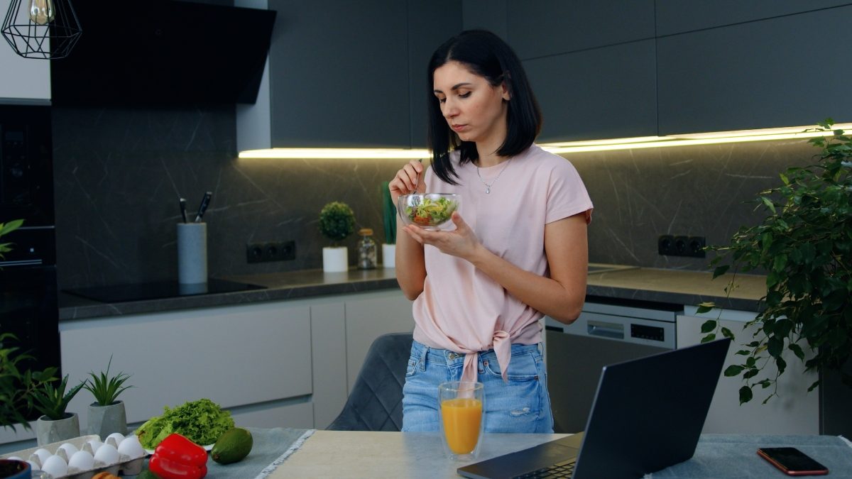 Poziția la masă contează: Cum influențează sănătatea, nu doar ce mănânci