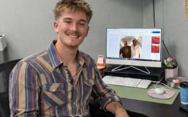 Dezamăgit de Donald Trump, un alegător scotocește zilnic dosarele Epstein