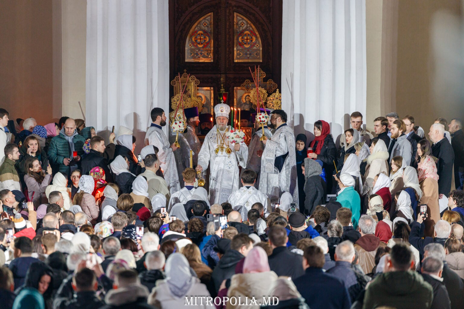 Focul Haric la Chișinău: Lumina Divină, Spectacol sau Demonstrație de Forță?