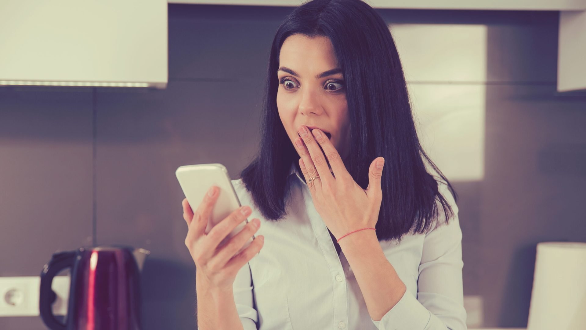 Atenție, români! Ce informații din telefon vă pot goli contul