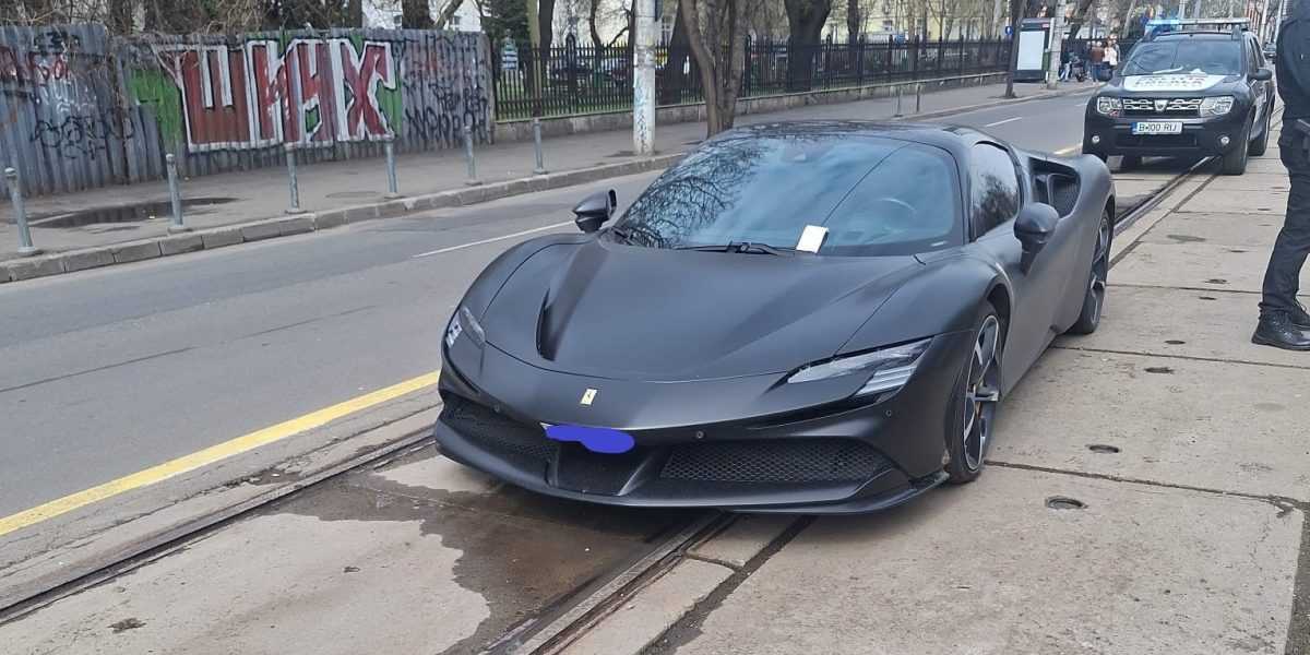 FOTO. Surpriză pentru un posesor de Ferrari în această dimineață în centrul Bucureștiului. „Valorează cât un penthouse în București”