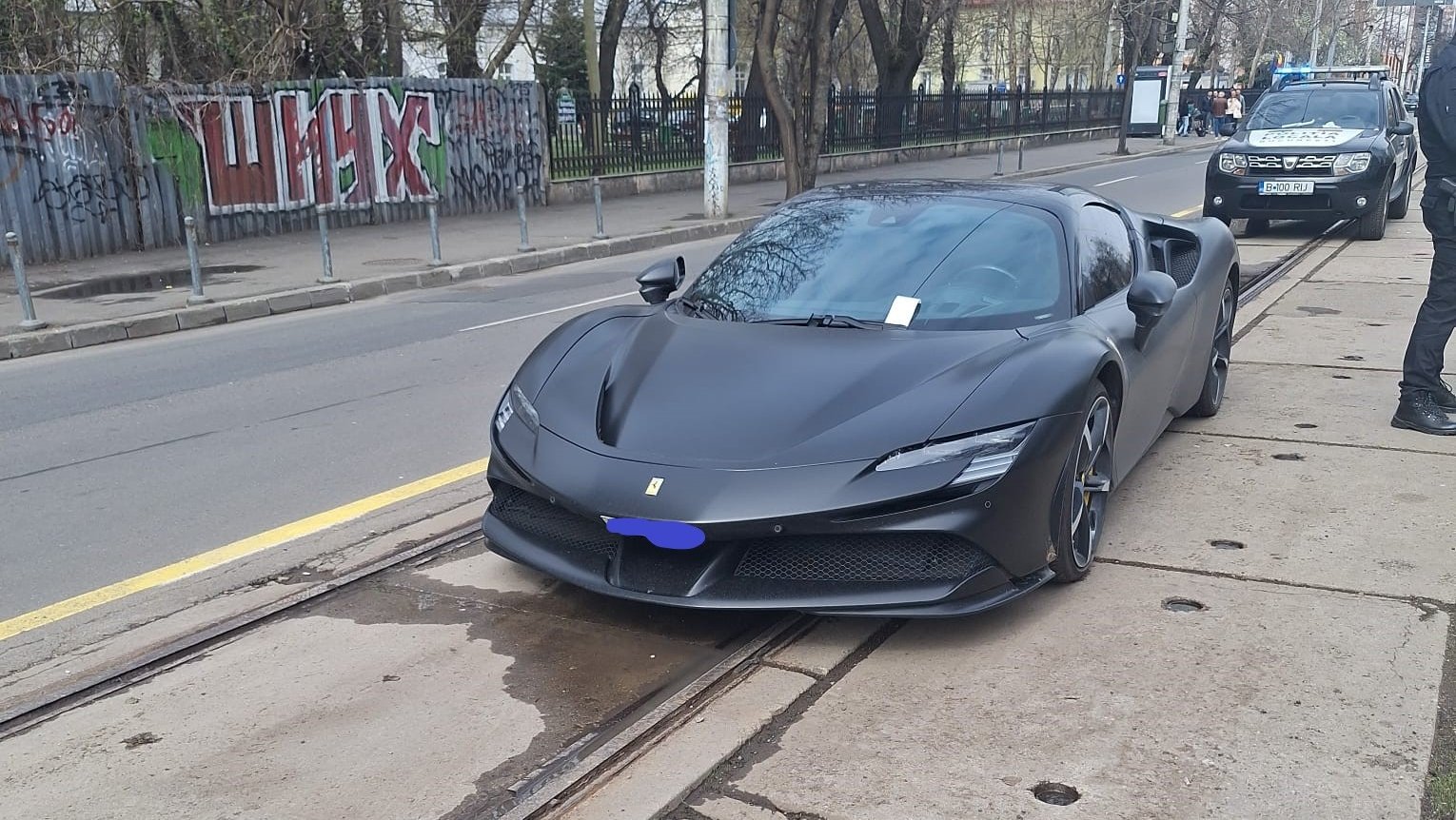 Ferrari ridicat de poliția locală pe Bulevardul Ion Mihalache, în centrul Capitalei Un incident mai rar întâlnit în București a avut loc miercuri, pe Bulevardul Ion Mihalache, în centrul orașului