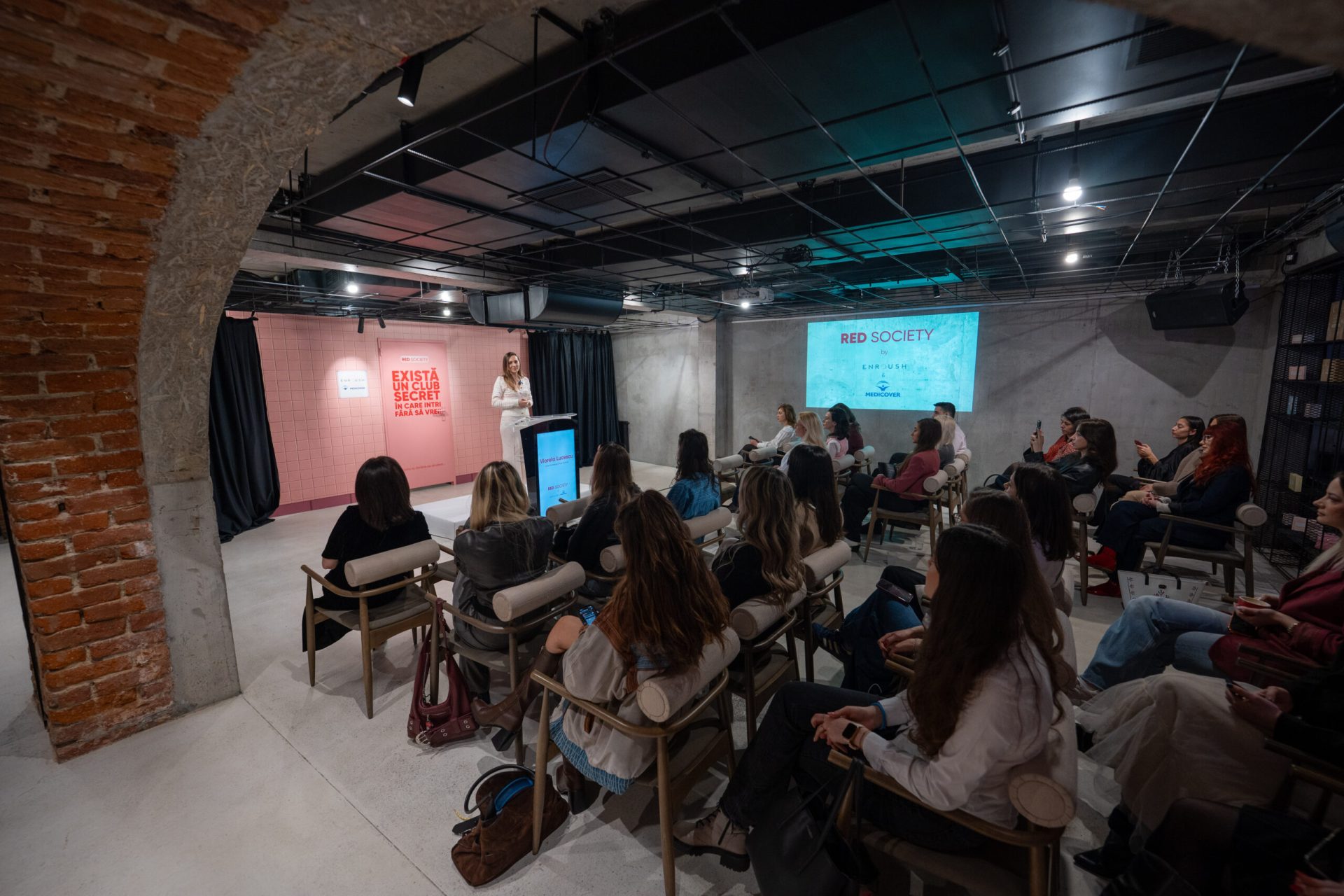 Enroush și Medicover România lansează RED Society pentru elevi și studente Una din cinci tinere din Europa se confruntă cu sângerări menstruale neregulate, dureri puternice sau alte probleme asociate ciclului menstrual, iar în România, aceste statistici devin tot mai relevante