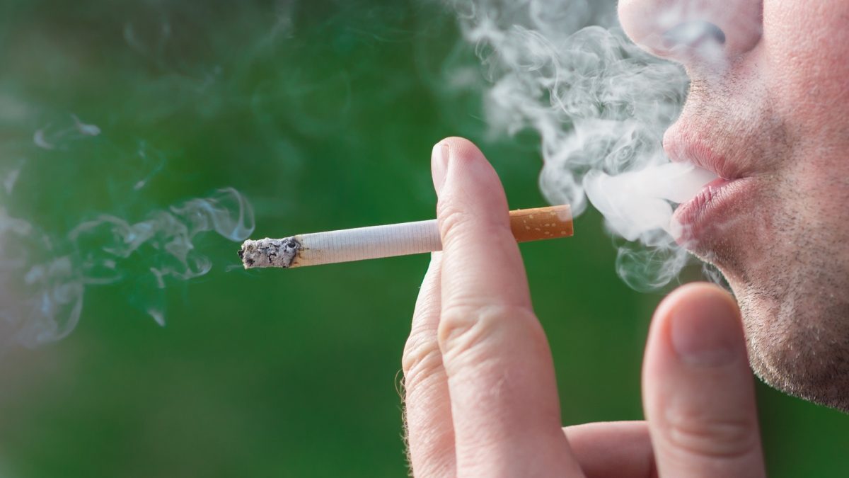 Fumatul, legătura ascunsă cu demența: Nicotina, plămânii și creierul în pericol