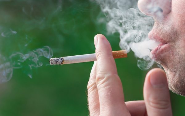 Fumatul, legătura ascunsă cu demența: Nicotina, plămânii și creierul în pericol
