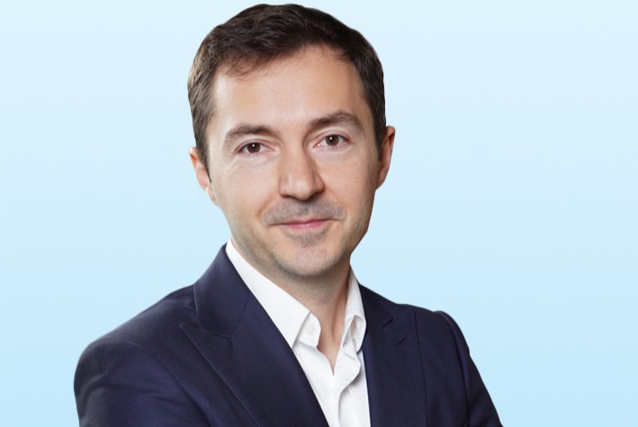 Numărul persoanelor care dețin case în zonele urbane din România a continuat să scadă, ajungând la 70,5% în 2026, față de 73% în anul anterior, conform unui sondaj realizat de Unlock Market Research pentru Colliers