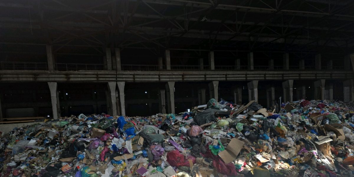 Garda Europeană de Mediu a descoperit cantități mari de deșeuri depozitate ilegal într-o hală din spatele Halei Laminor, în urma unor controale efectuate recent în zonă