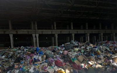 Garda Europeană de Mediu a descoperit cantități mari de deșeuri depozitate ilegal într-o hală din spatele Halei Laminor, în urma unor controale efectuate recent în zonă