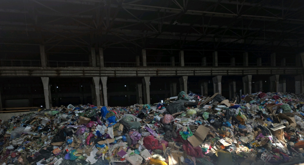 Garda Europeană de Mediu a descoperit cantități mari de deșeuri depozitate ilegal într-o hală din spatele Halei Laminor, în urma unor controale efectuate recent în zonă
