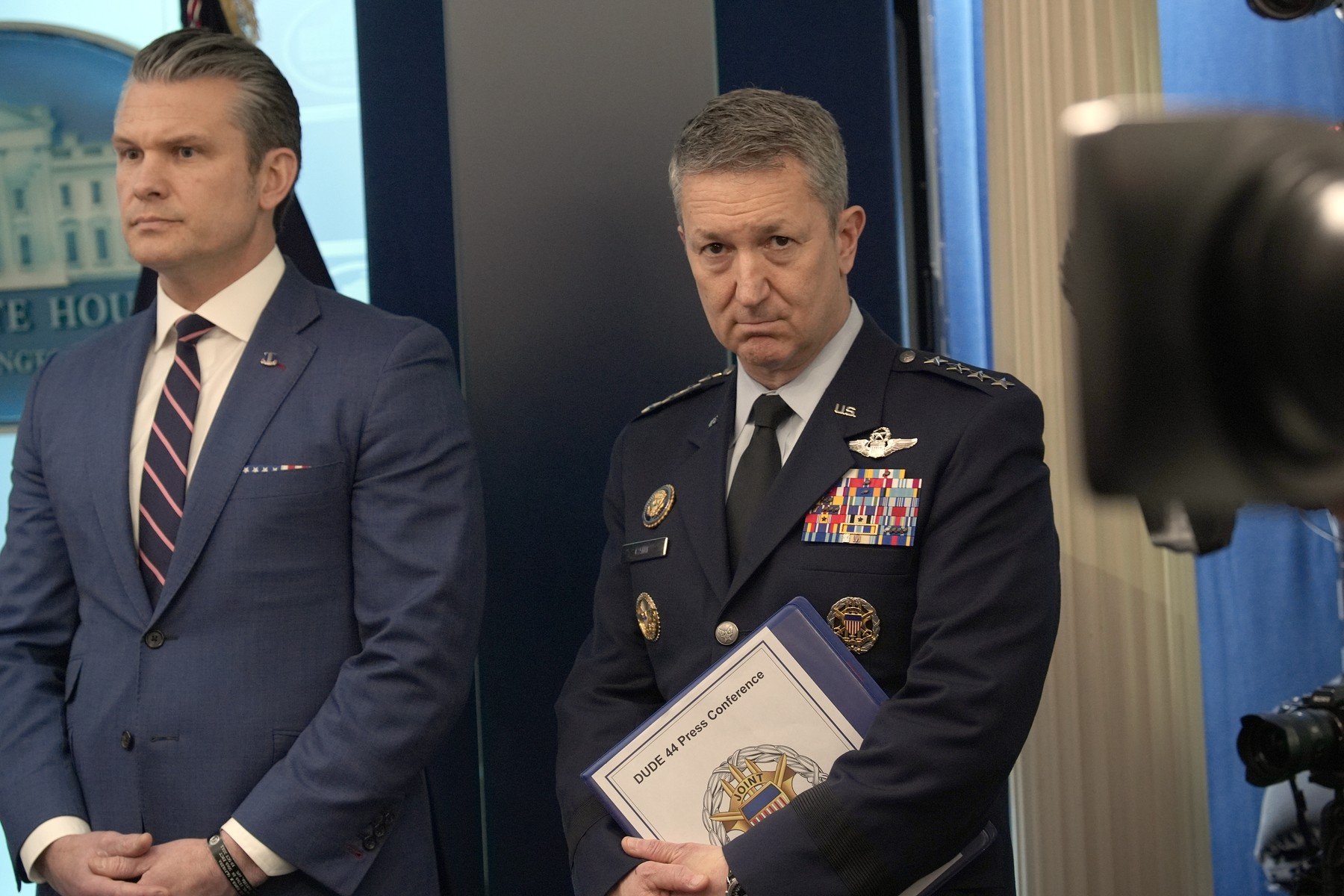 PREȘEDINTELE Trump, DETALII DESPRE O OPERAȚIUNE MILITARĂ SECRETĂ ÎN Iran În cadrul unei conferințe de presă la Casa Albă, președintele american Donald Trump a dezvăluit detalii despre o misiune de salvare riscantă a unui aviator american doborât în Iran