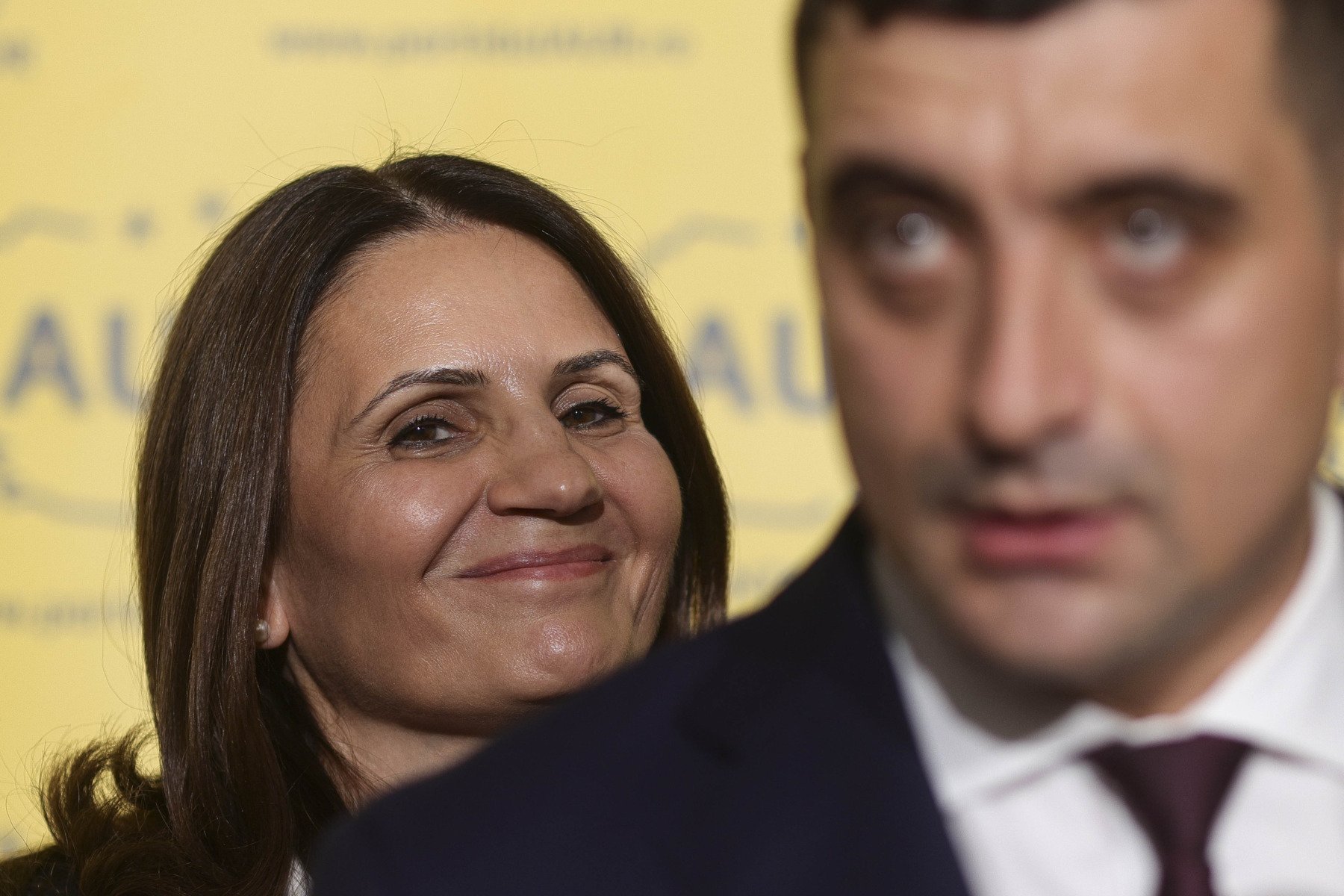 Reacție vehementă a liderului AUR după decizia CNA de retragere a licenței Realitatea Plus Liderul partidului extremist AUR, George Simion, a reacționat imediat după decizia Consiliului Național al Audiovizualului (CNA) de a retrage licența postului de televiziune Realitatea Plus