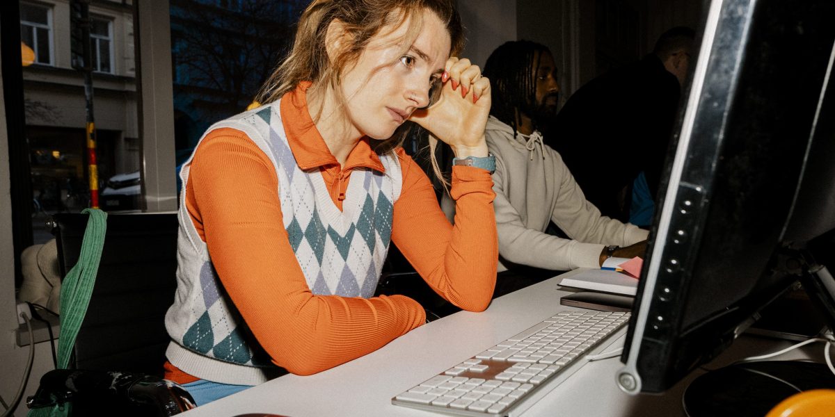 Tineri sabotând AI: Frica de pierderea locurilor de muncă, noua strategie?