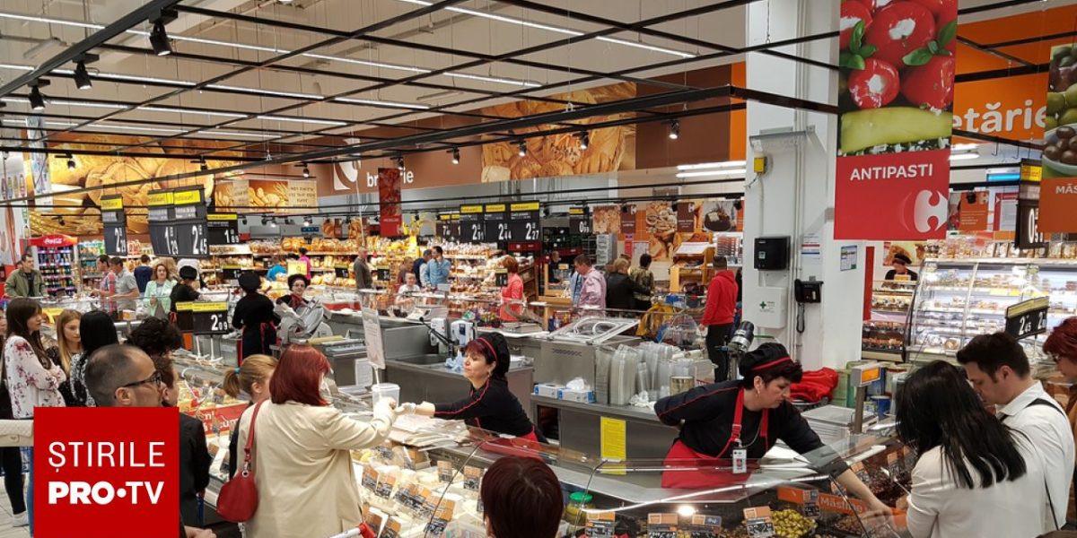 Goana după cumpărături înainte de Paște. Unele magazine oferă reduceri de până la 50%