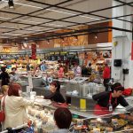 Goana după cumpărături înainte de Paște. Unele magazine oferă reduceri de până la 50%