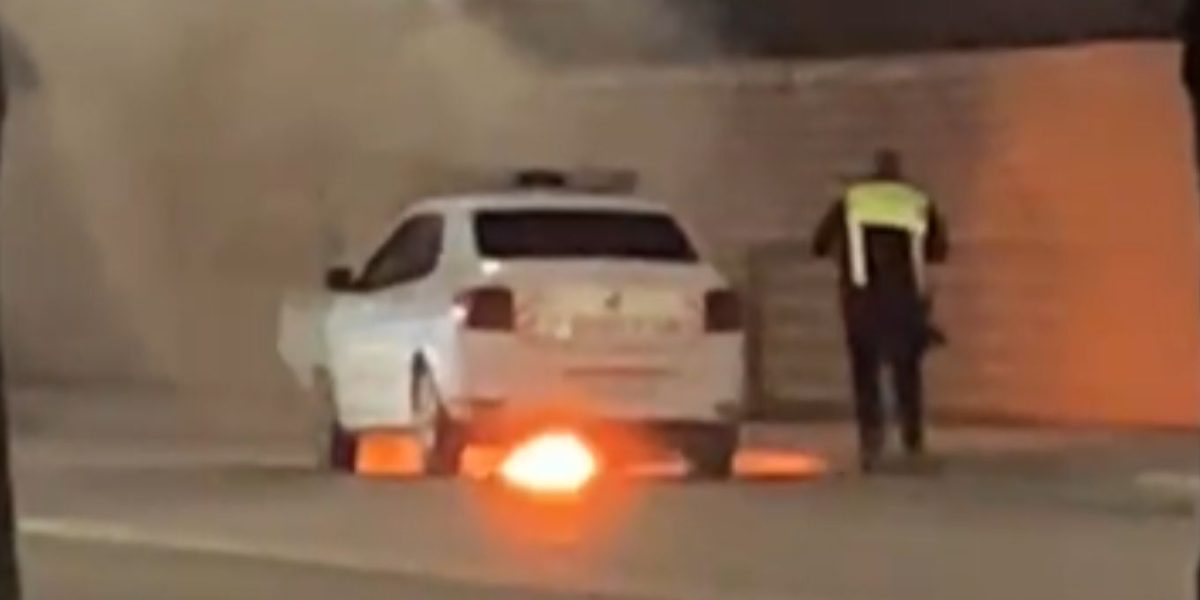 Un autoturism Dacia Logan, cu semnele distinctive ale poliției, a luat foc în trafic în municipiul Iași, duminică seară, în urma unui incident spectaculos care a pus pe jar autoritățile și pasagerii întâlniți în trafic