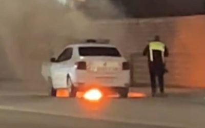 Un autoturism Dacia Logan, cu semnele distinctive ale poliției, a luat foc în trafic în municipiul Iași, duminică seară, în urma unui incident spectaculos care a pus pe jar autoritățile și pasagerii întâlniți în trafic